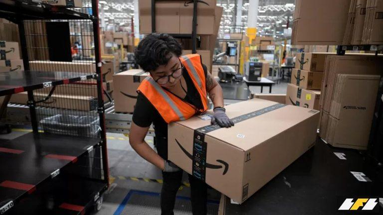 22mai2025---trabalhadora-manuseia-caixa-com-logotipo-da-amazon-em-instalacao-da-empresa-em-tepotzotlan-no-mexico-1769686878287_v2_900x506